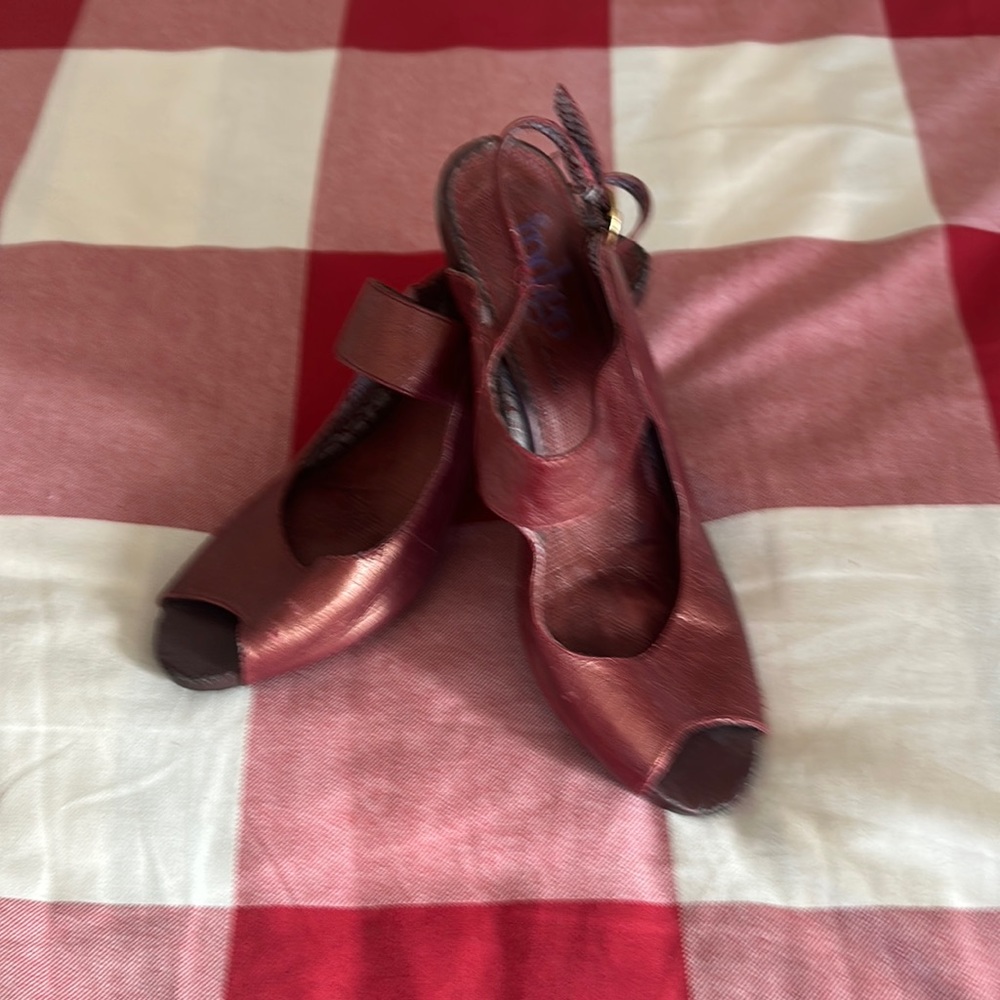 Burnt red heel shoe
